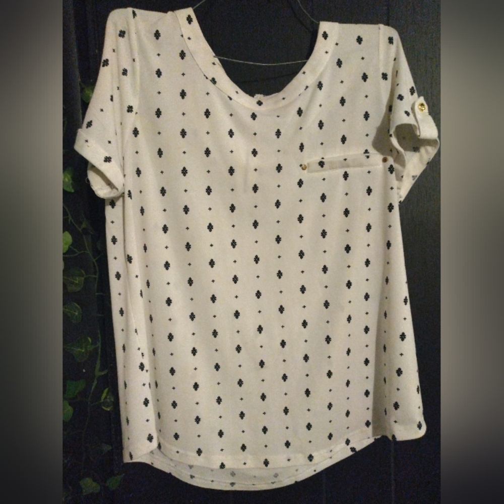 ♥️3/$15 PTP 21" Women's White and Black Patterned Top